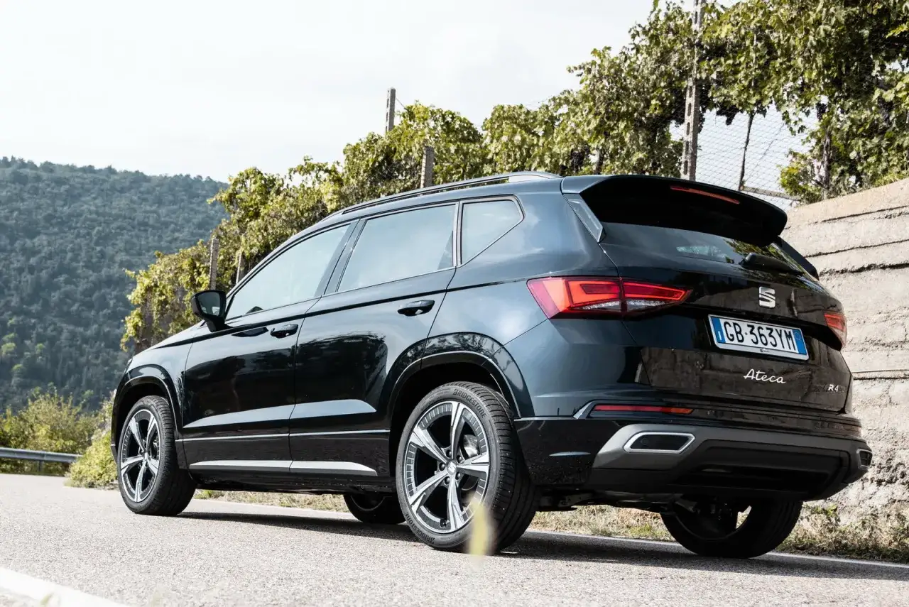 La Seat Ateca, con le sue dimensioni compatte, si muove agilmente su una strada panoramica.