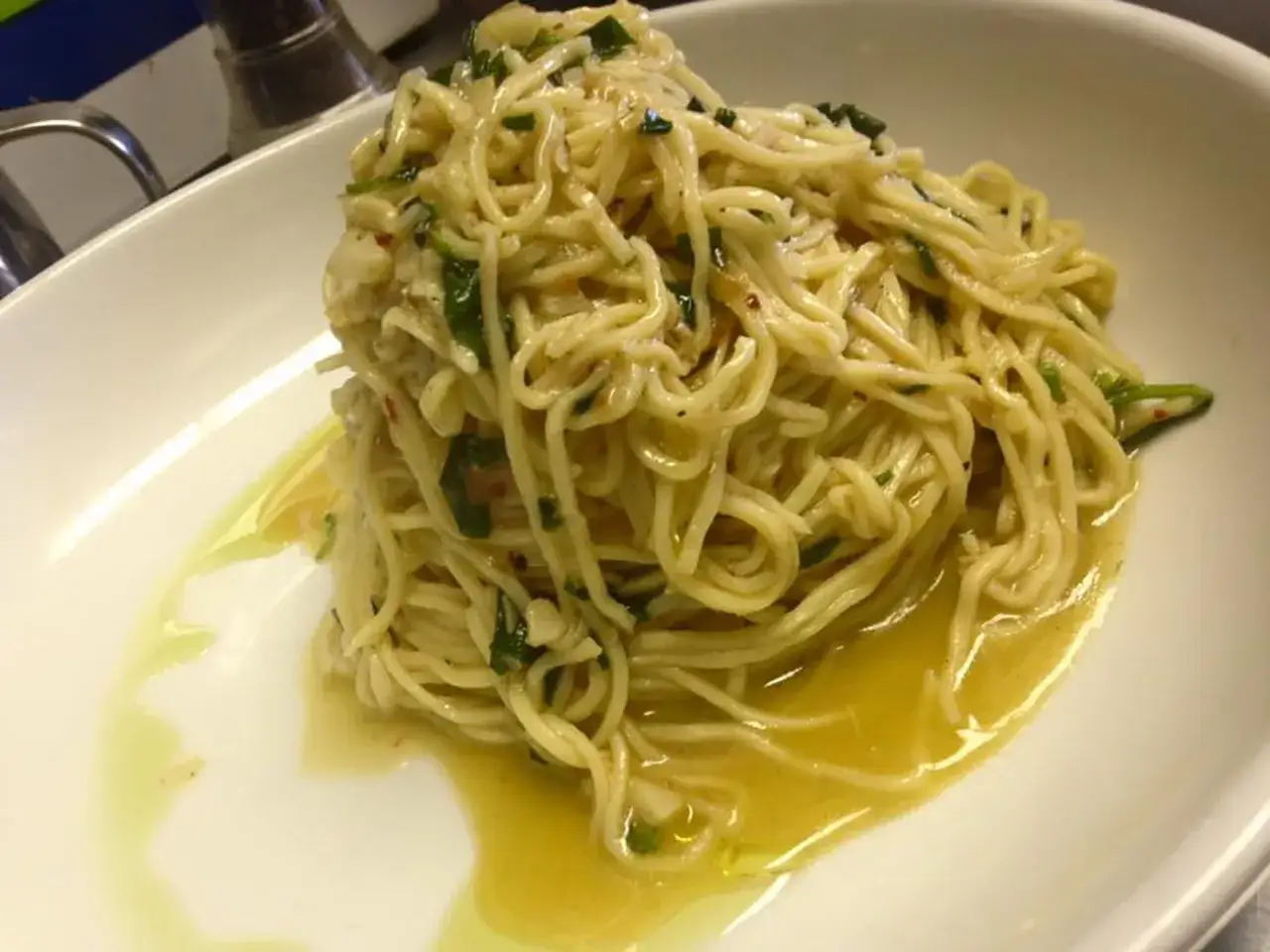 Spaghetti aglio olio e peperoncino cremosi, un piatto semplice ma ricco di sapore, con un filo d'olio che invita a gustare ogni boccone.