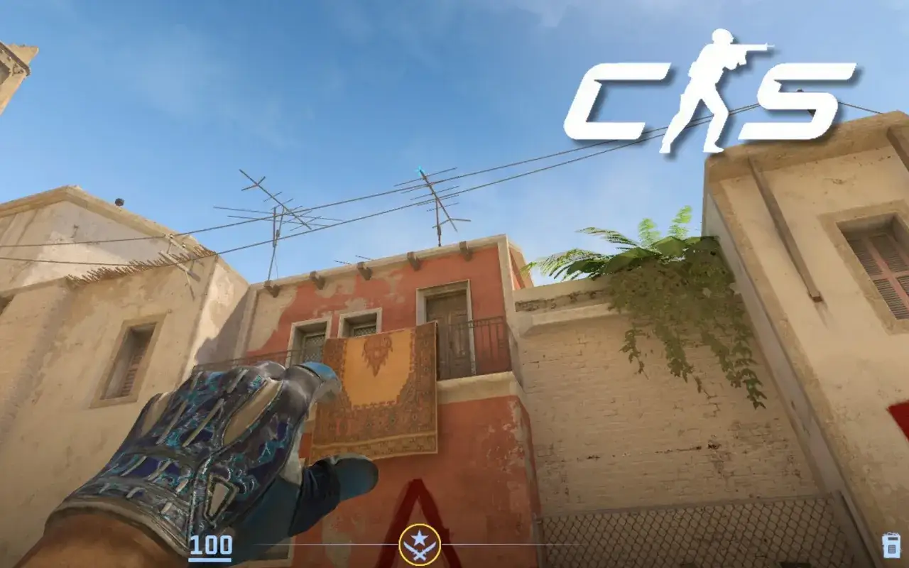Rękawica z napisem 100, gotowa do wykonania bind na jumpthrow CS2. W tle budynki i logo CS.