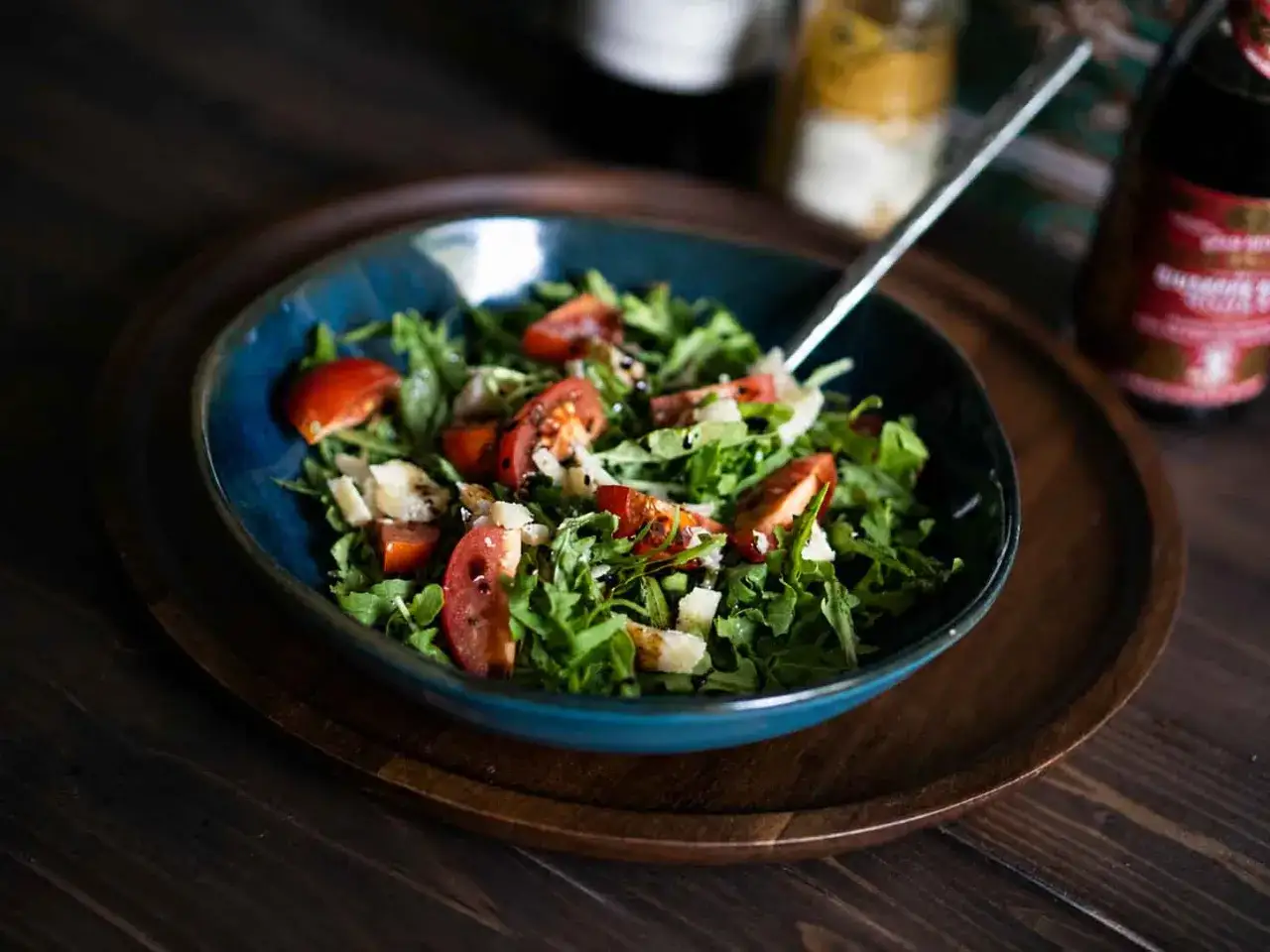Frischer Rucola Salat mit Tomaten und Parmesan, beträufelt mit Balsamico. Ein Genuss für jeden Tag.