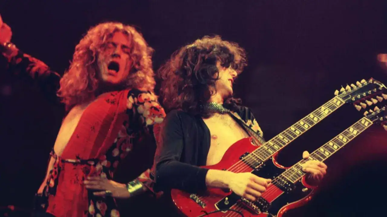Robert Plant singt leidenschaftlich, w&auml;hrend Jimmy Page mit seiner Doppelhalsschlagzeuggitarre rockt. Ein ikonischer Moment einer der bekanntesten Rockbands.