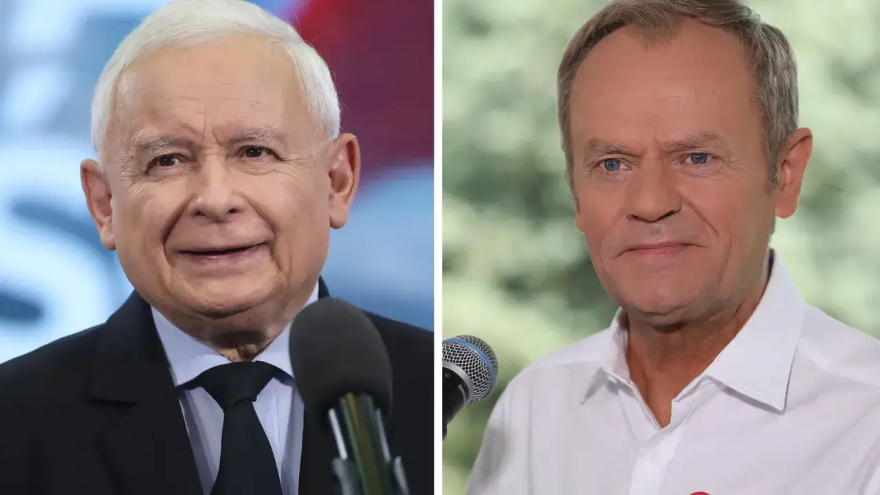 Dwaj politycy, jeden z siwymi włosami, drugi z blond, stoją obok siebie. Czy Tusk jest rudy? Nie, jego włosy są blond.