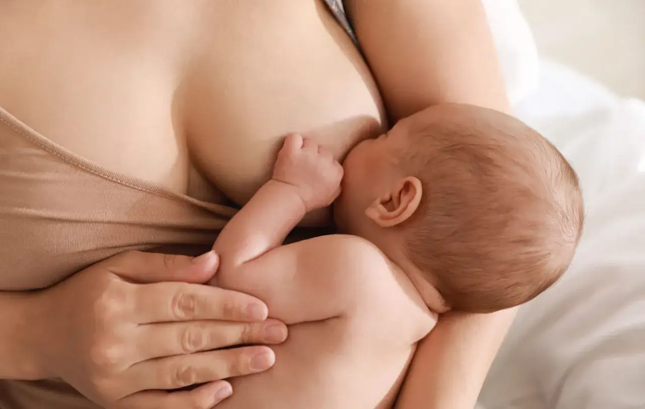 Niemowlę pręży się i wygina podczas karmienia piersią, szukając najwygodniejszej pozycji.