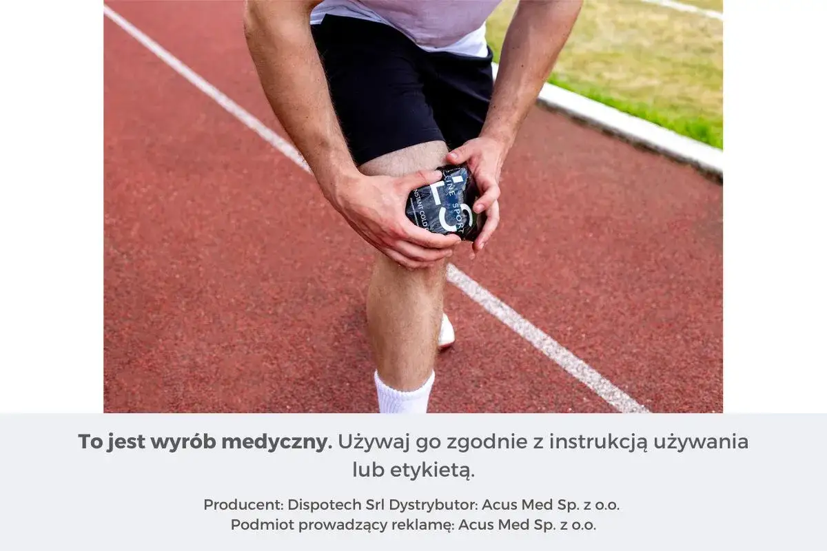 Sportowiec z bólem kolana stosuje zimny okład. Zamrażacz dla sportowców przynosi ulgę po kontuzji.