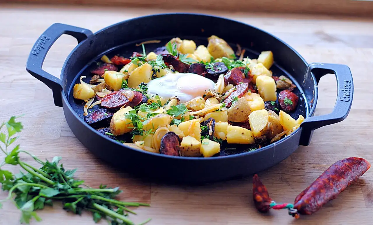 Pyszne danie z ziemniaków, jajka sadzonego i pikantnego chorizo. Czy to jest chorizo, co to za przysmak?