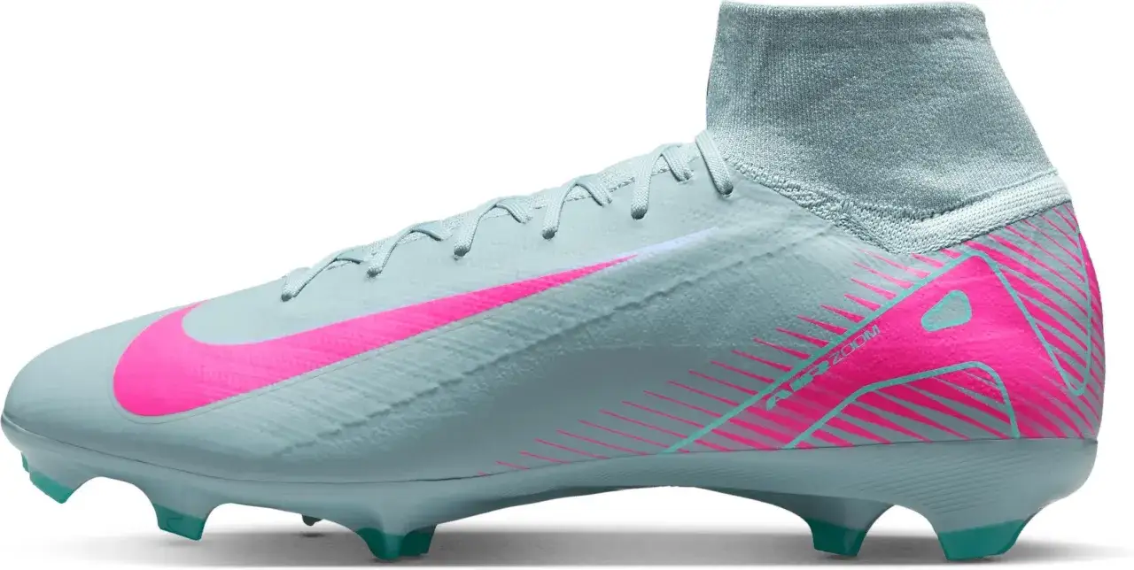 Jasnoniebieskie korki piłkarskie Nike z różowym logo i detalami. To najlepsze korki na świecie dla każdego piłkarza.