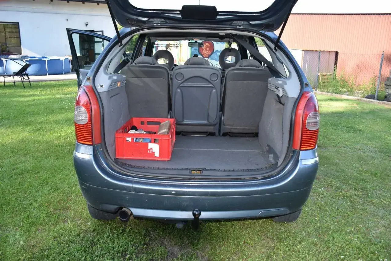 Bagażnik Citroëna Xsara Picasso z czerwoną skrzynką i złożonymi siedzeniami.