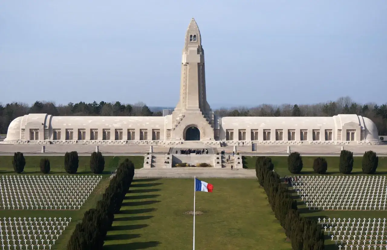 Mémorial de Verdun, cimetière militaire et drapeau français. Une visite émouvante pour visiter Verdun en 1 jour.