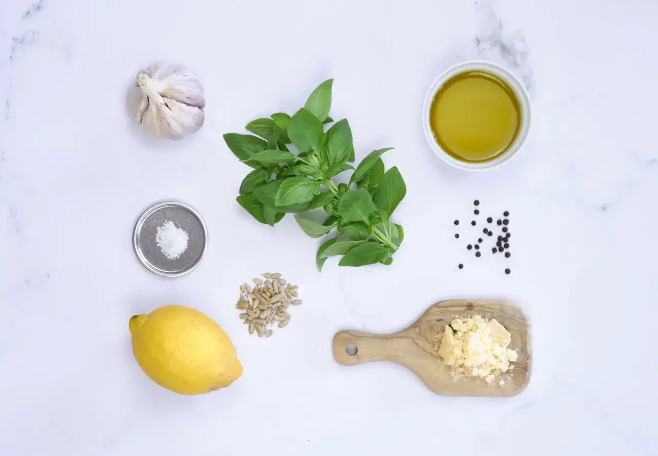 Ingr&eacute;dients pour un pesto maison : basilic frais, ail, pignons de pin, parmesan, huile d'olive, sel et poivre.