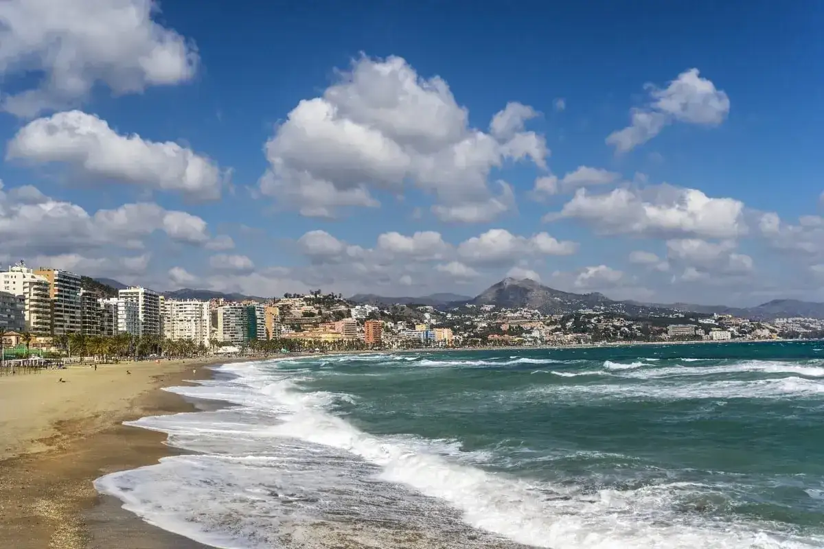Malaga: sonnige K&uuml;ste mit Wellen und Hotels. Die beste Reisezeit f&uuml;r einen Besuch ist im Fr&uuml;hling oder Herbst.