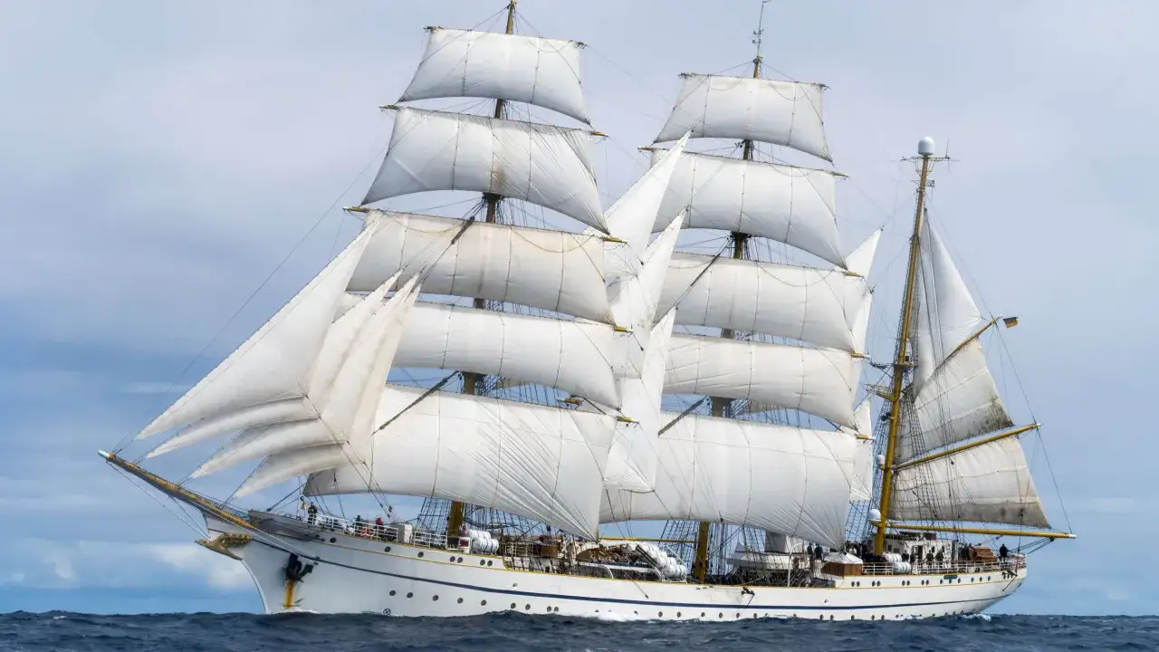 Das Gorch Fock Schiff segelt mit voller Besegelung auf st&uuml;rmischer See.