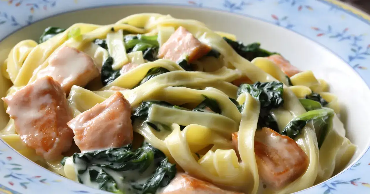 spaghetti łosoś szpinak różne wersje