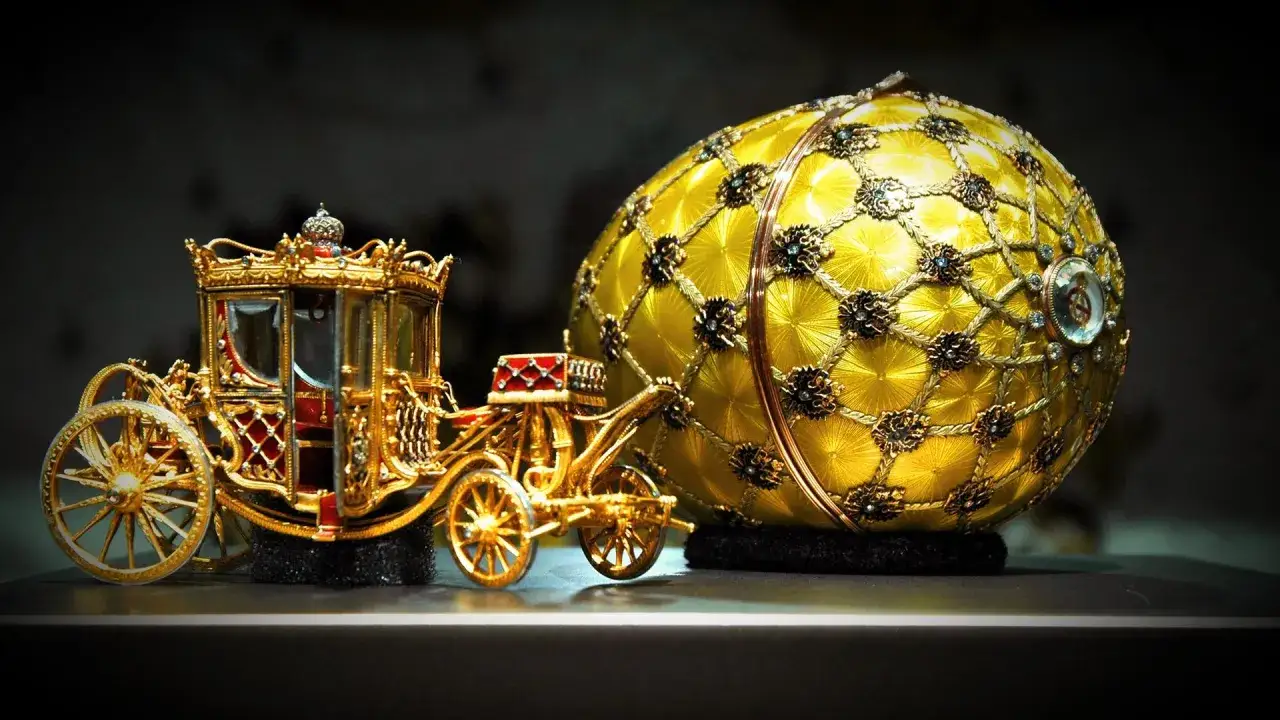 Carrozza dorata e uovo Faberg&eacute;, tesori preziosi che sembrano uova Faberg&eacute; perdute, brillano nell'oscurit&agrave;.