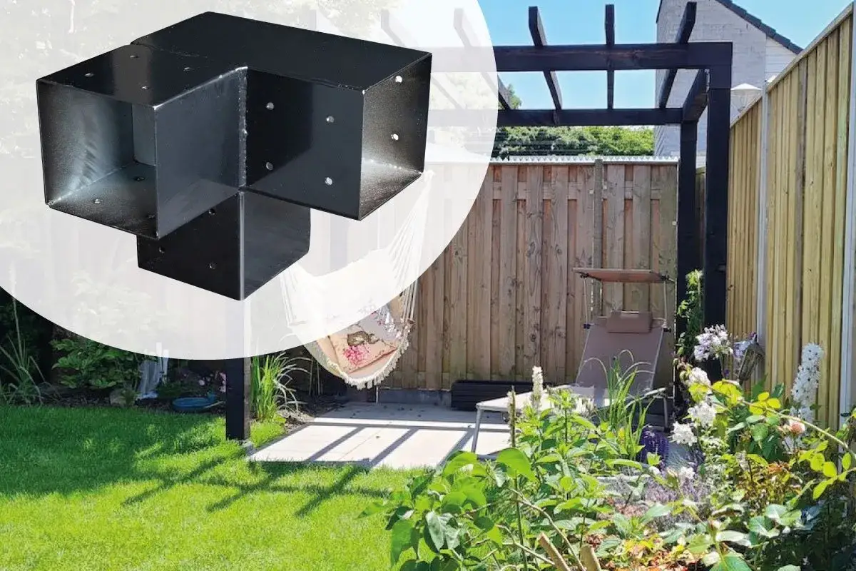 Un coin de jardin avec une pergola bois fait maison. Un accessoire métallique noir est montré en gros plan, prêt à assembler.