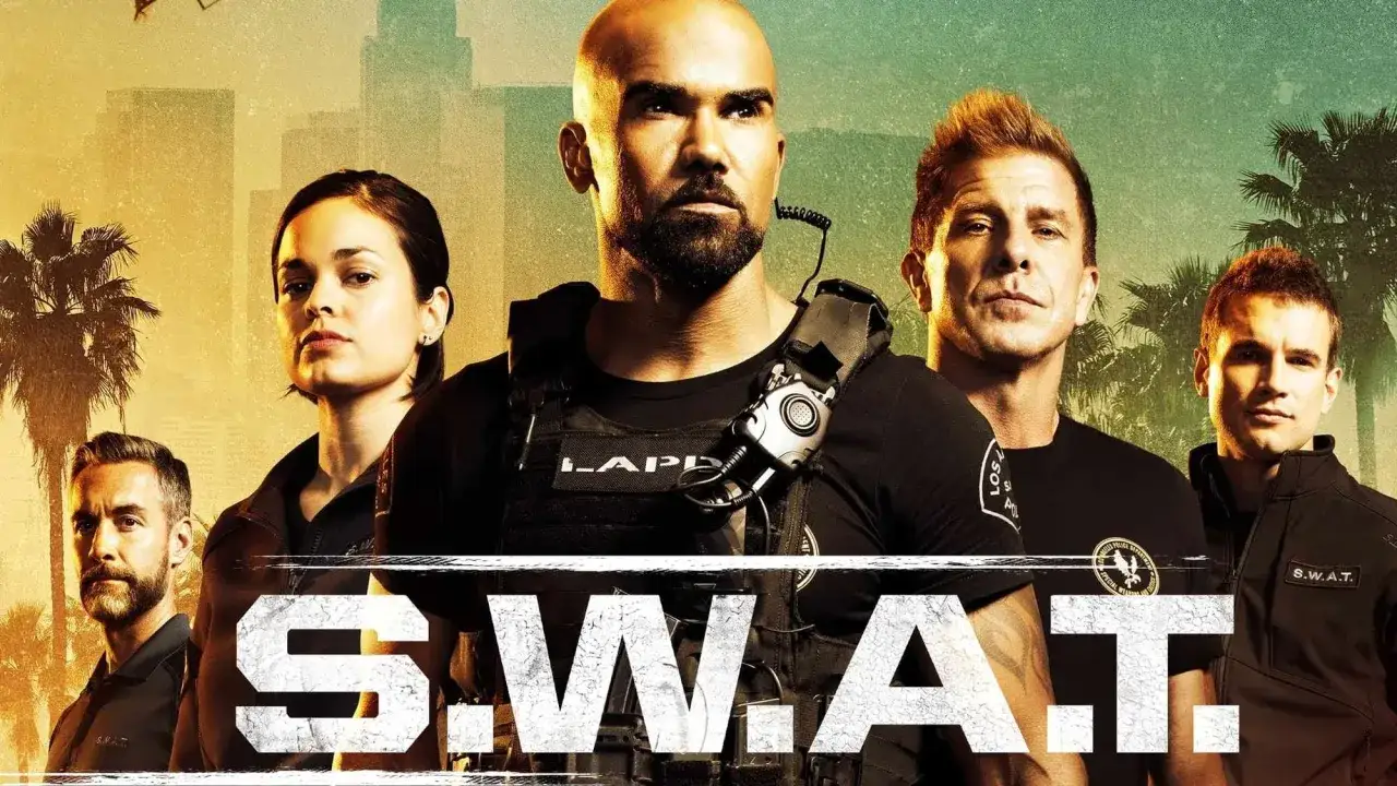 Das S.W.A.T.-Team, bereit f&uuml;r Staffel 8. F&uuml;nf Polizisten posieren vor einer Stadtkulisse mit Palmen.