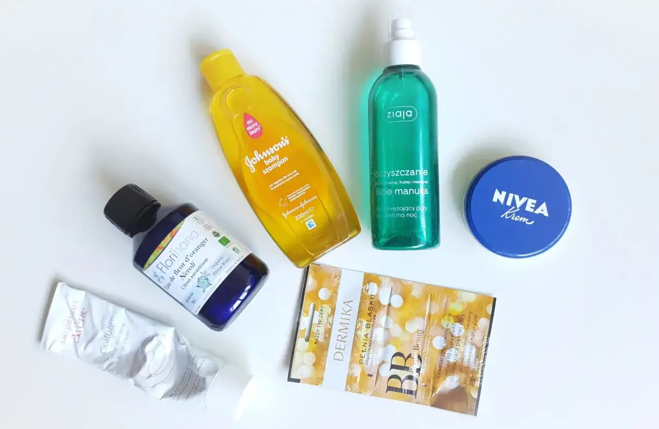 Kosmetyki do pielęgnacji twarzy: tonik Ziaja, krem Nivea, szampon Johnson's, woda kwiatowa Florihana, krem Avene i maseczka Dermika. Idealne dla zwolenników skinimalizmu.
