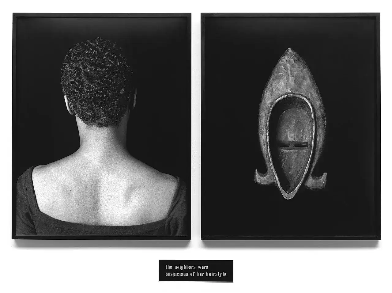 Lorna Simpson, dos portraits en noir et blanc : le dos d'une femme et un masque africain. Le texte dit : 