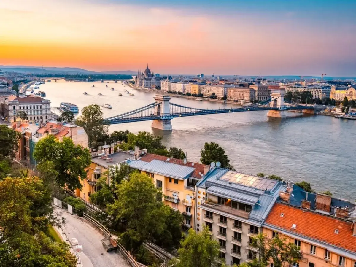 Budapeszt, perła Dunaju, to idealne miejsce, by odkryć, gdzie jechać na Węgry. Widok na Parlament i Most Łańcuchowy o zachodzie słońca.