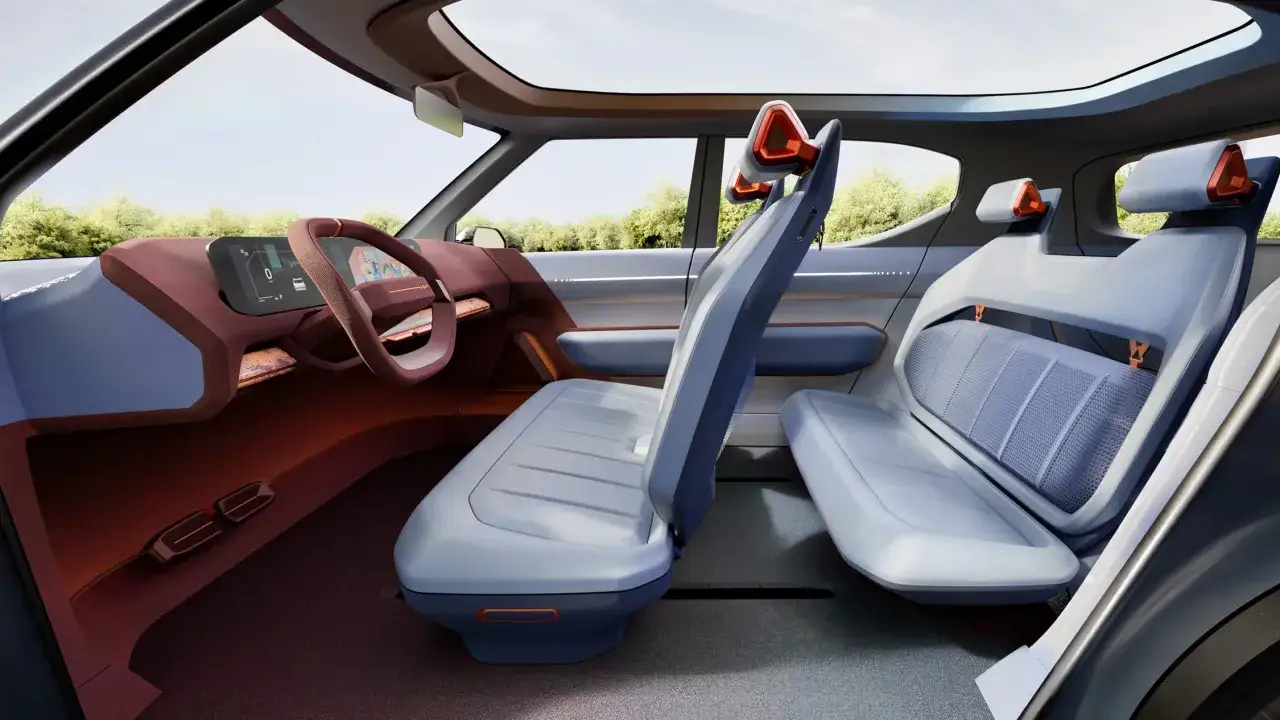 Interior futurista del ev2 kia con asientos amplios y pantalla digital.