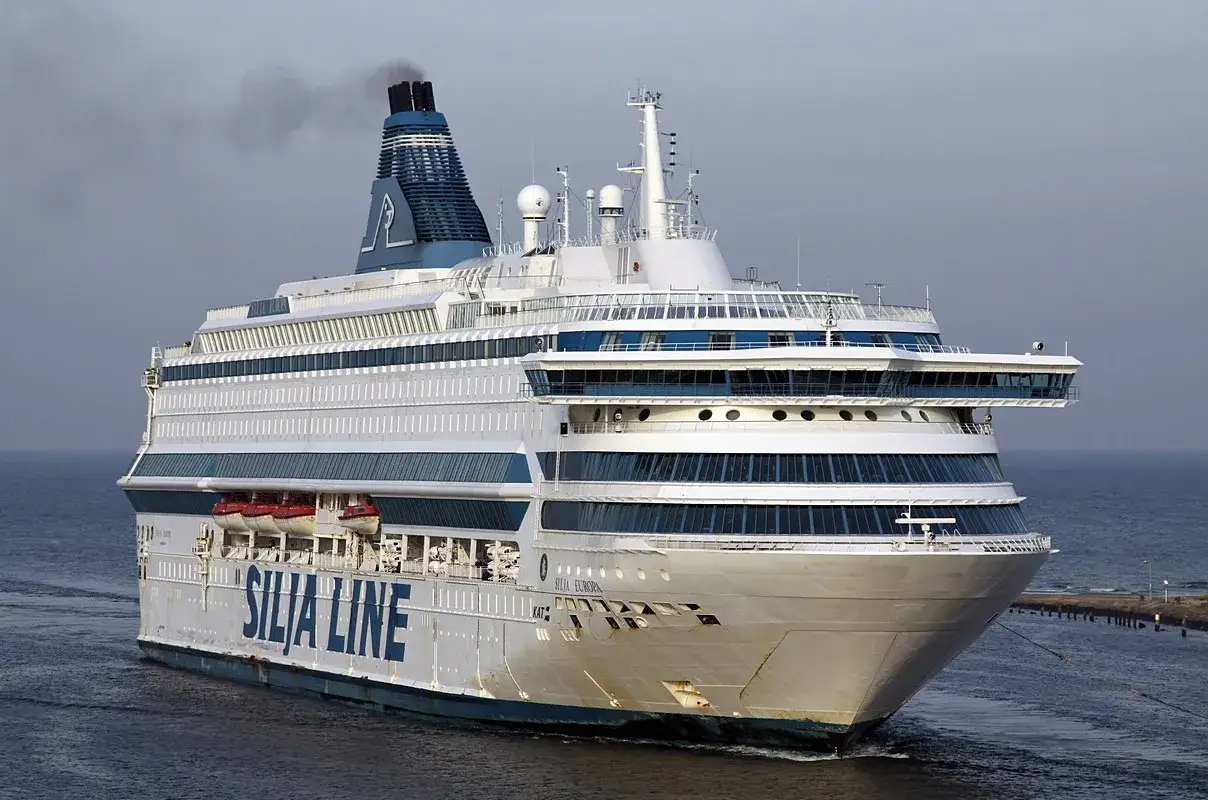 Ogromny statek pasażerski Silja Europa na morzu, z kominami wydzielającymi dym.