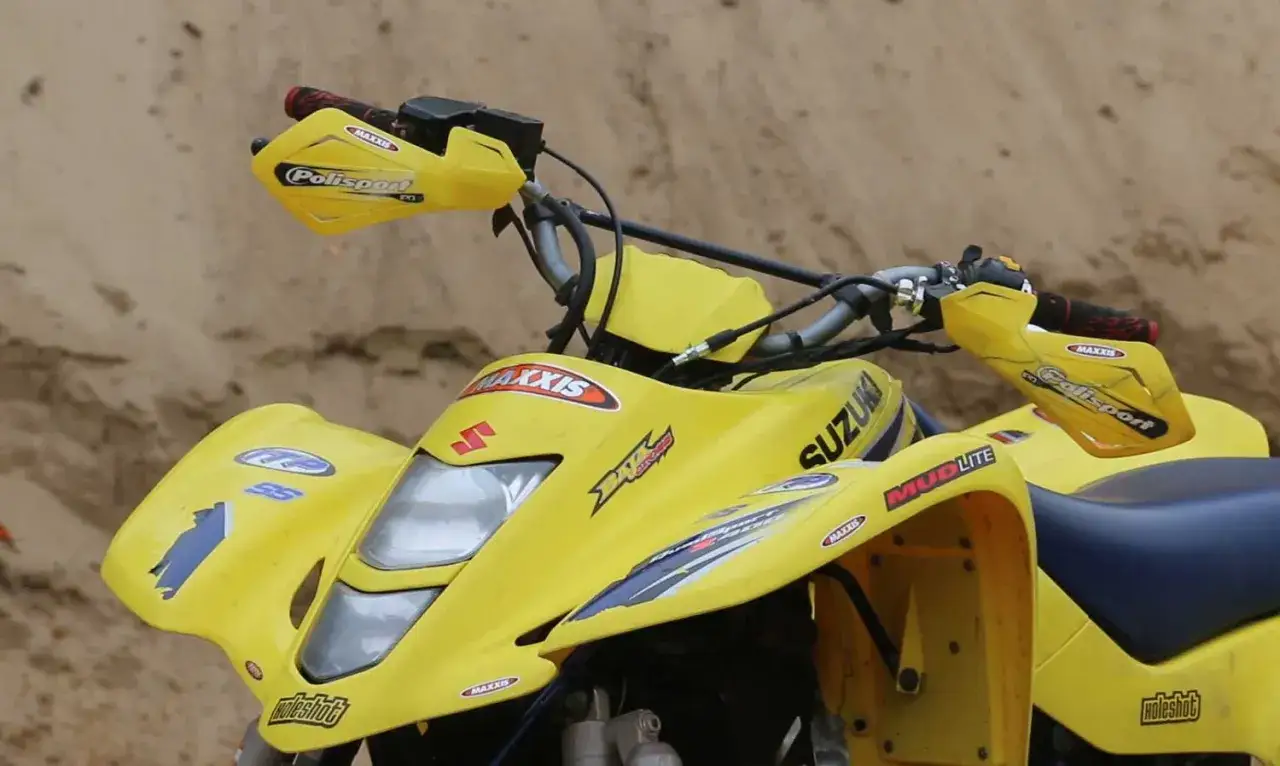 Ż&oacute;łty quad Suzuki LTZ 400, gotowy do jazdy. Dane techniczne tego modelu to moc i zwinność.
