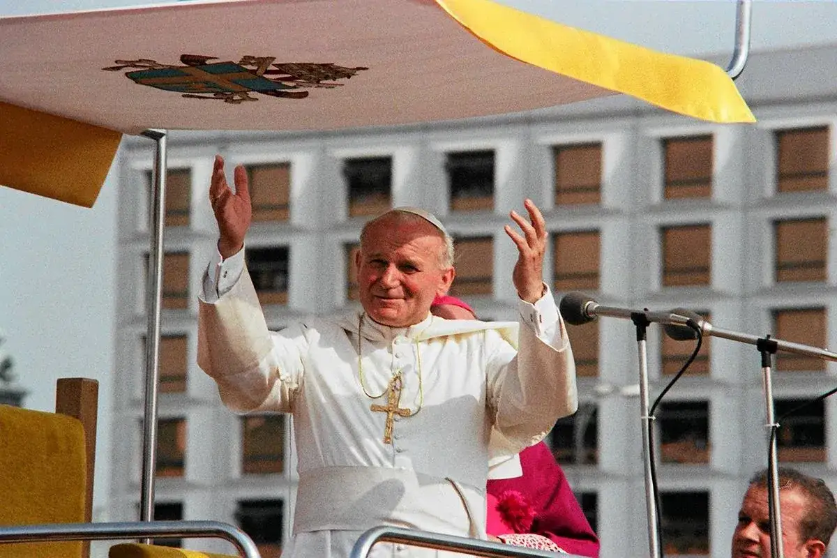 Jan Paweł II pozdrawia tłumy. Ciekawe ciekawostki o jego pontyfikacie znajdziesz w sieci.