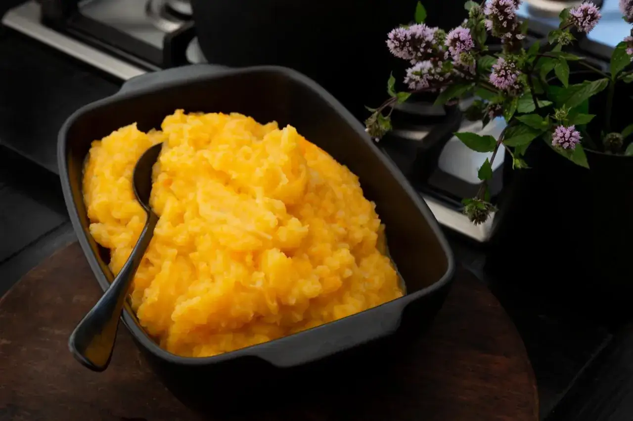 En sk&aring;l med kr&auml;migt rotmos, perfekt som tillbeh&ouml;r till middagen. Ett enkelt rotmos recept f&ouml;r alla.