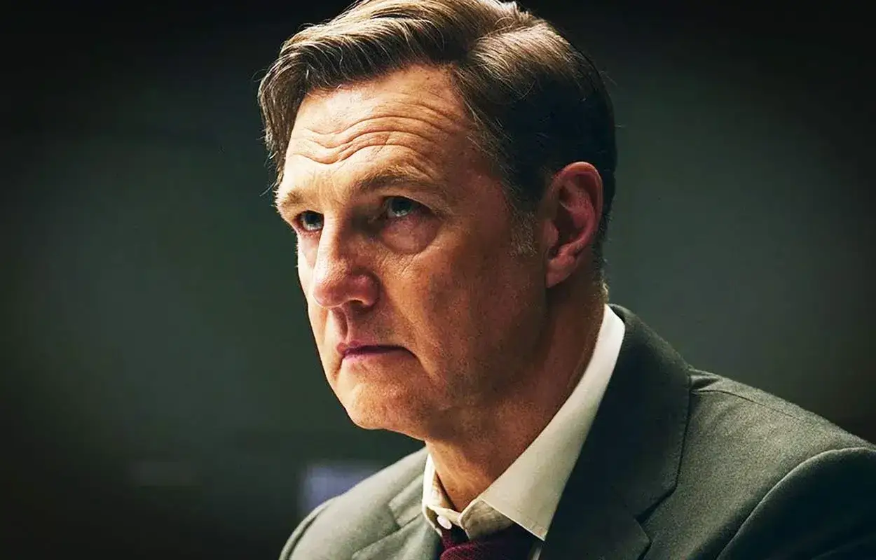 En man i kostym, med rynkad panna, blickar intensivt åt sidan. En ny brittisk serie på SVT.