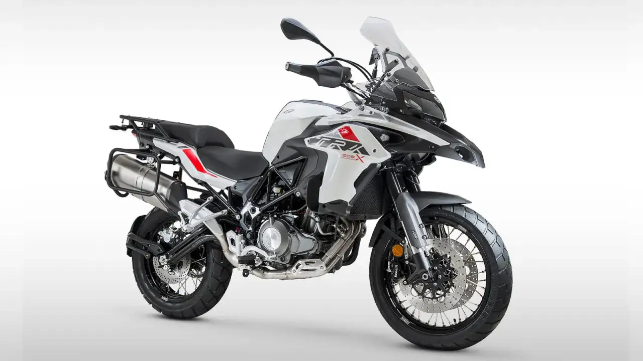 Biało-czarny motocykl turystyczny TRK 502X, idealny na wyprawy, z mocą do 35kW. Gotowy na przygodę!