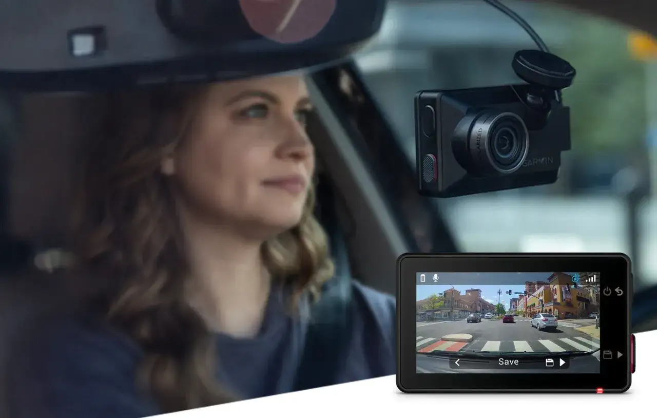 Kobieta prowadzi auto w Niemczech, a wideorejestrator Garmin nagrywa drogę.