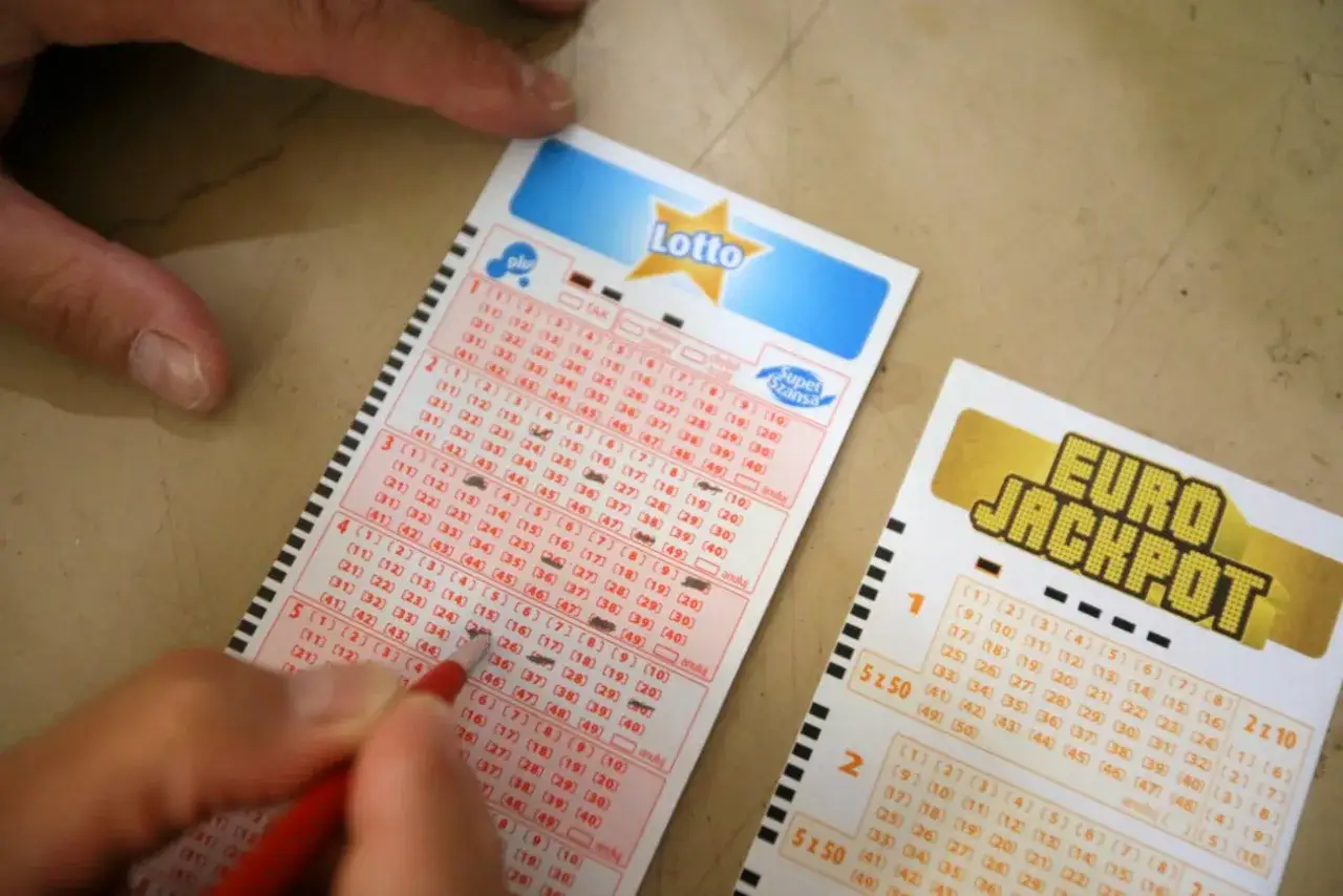 Ręka zaznacza liczby na kuponie Lotto i Eurojackpot. Szybkie 600 system to marzenie o wygranej.
