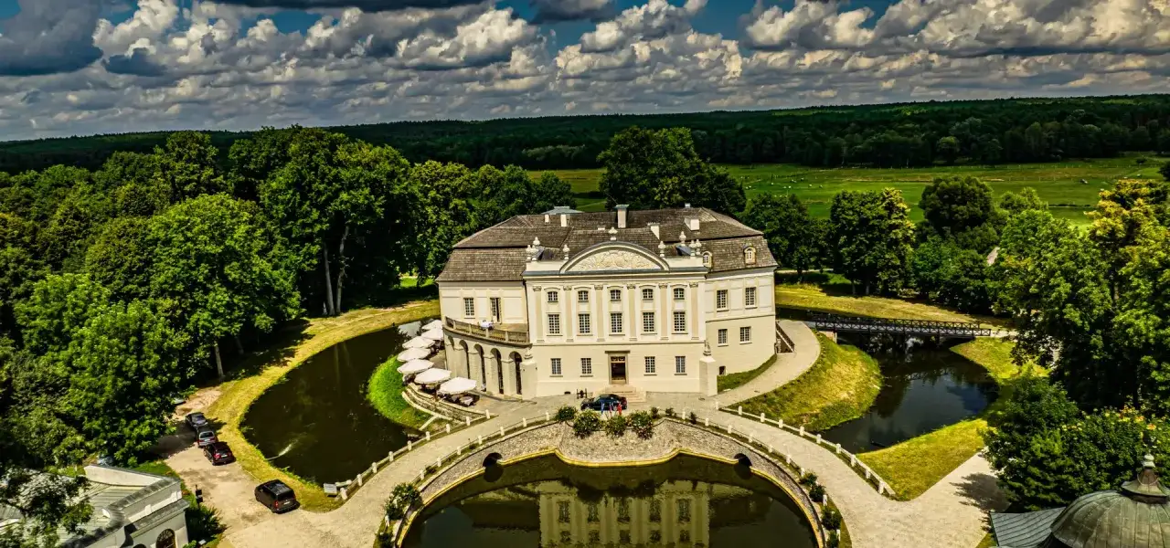 Pałac w Kurozwękach, otoczony fosą i parkiem, to jedna z głównych atrakcji regionu.