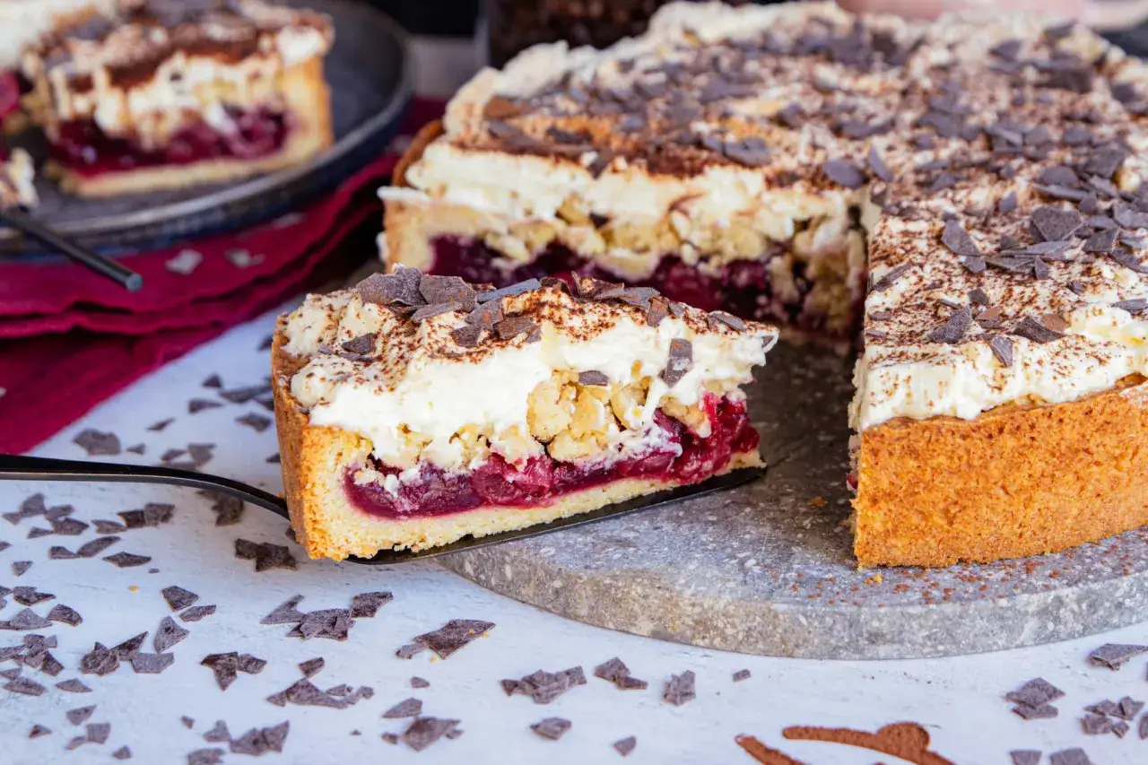 Ein saftiger Kirschkuchen mit Sahne und Schokostreuseln, perfekt f&uuml;r ein Feuerwehrkuchen Rezept.