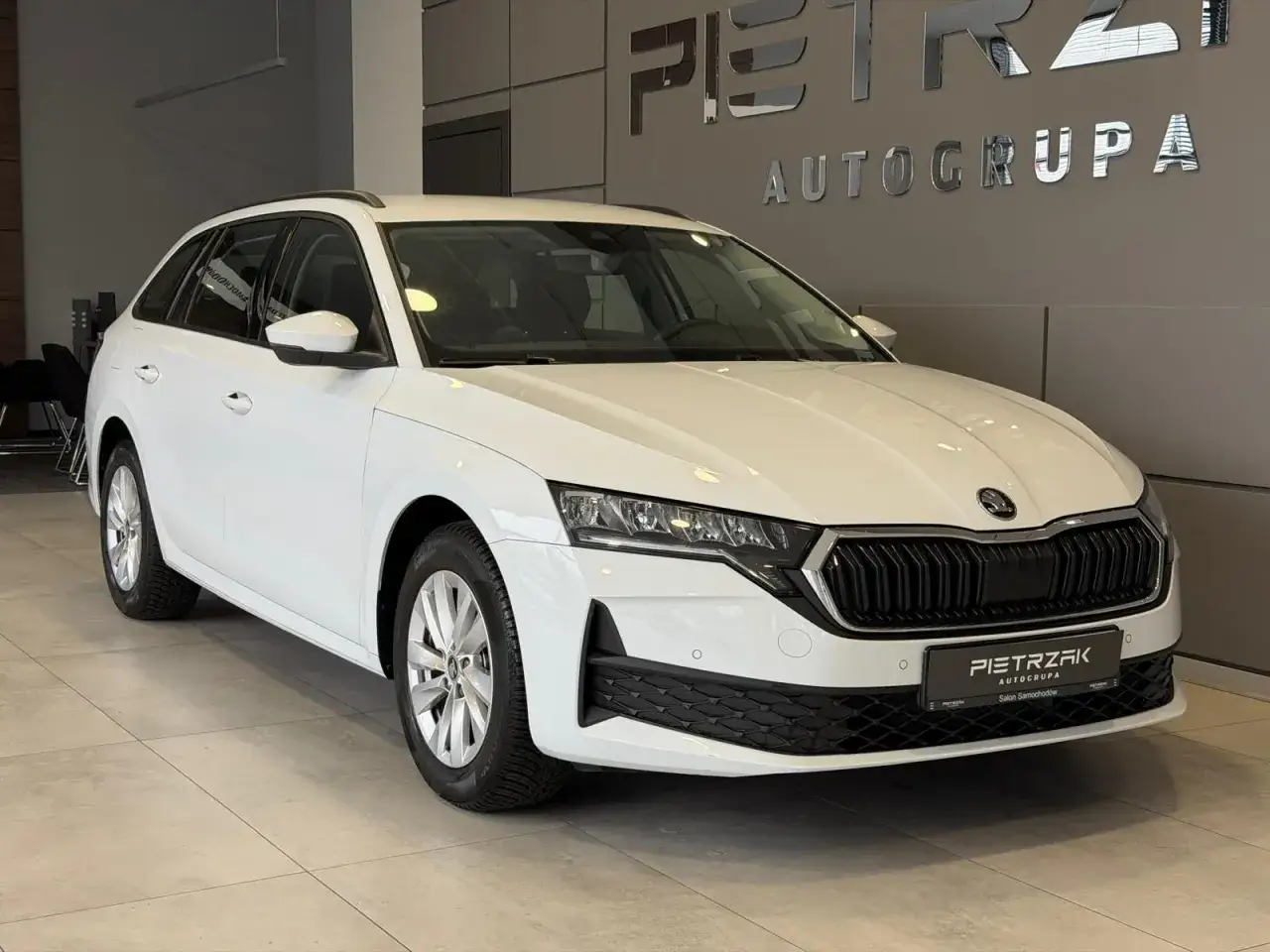 Biała Skoda Octavia na sprzedaż. Sprawdź atrakcyjną skoda octavia cena w salonie.