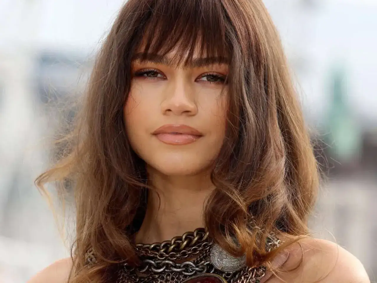 Zendaya z grzywką, która idealnie podkreśla jej okrągłą twarz.
