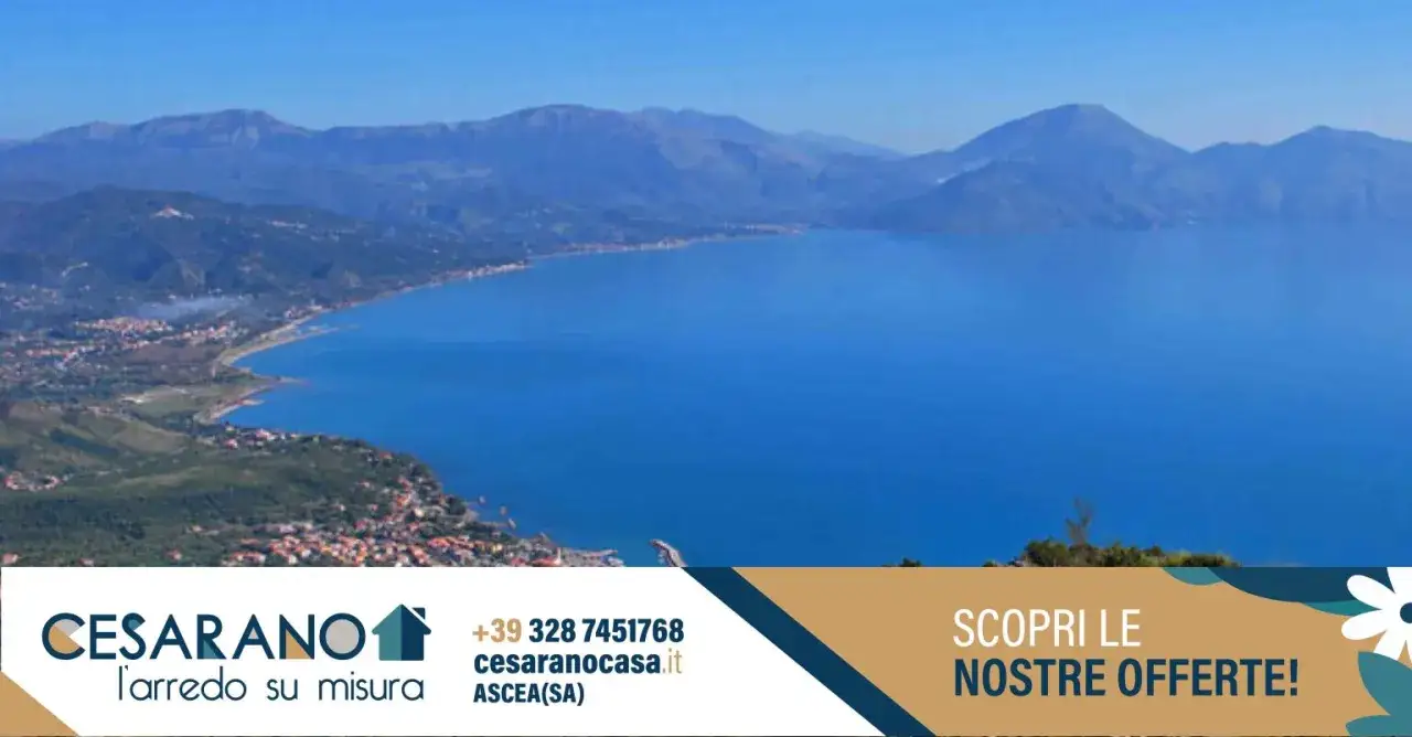 Vista panoramica della costa cilentana, ideale per scoprire cosa vedere a Sapri. Paesi aggrappati alla collina e mare blu intenso.