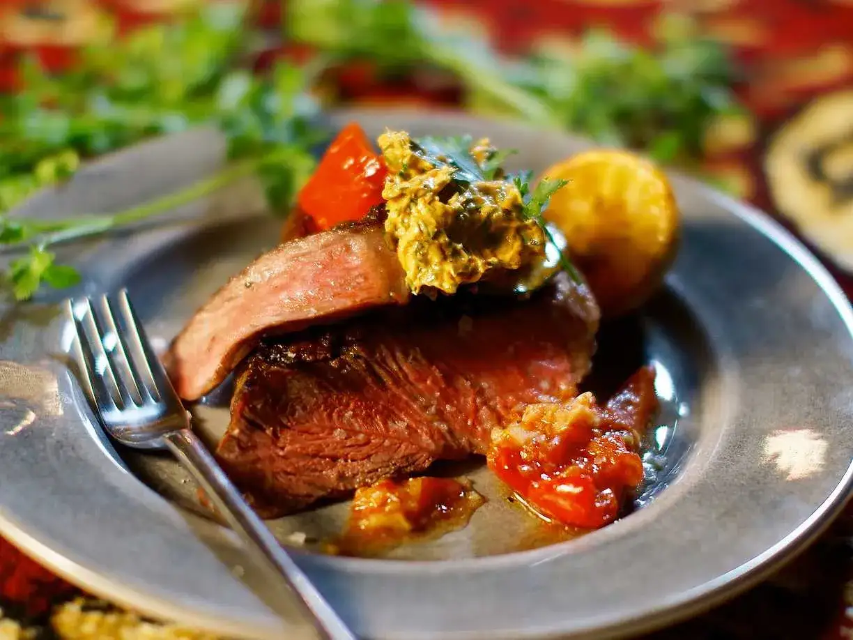 Perfekt grillad wagyu-biff med en klick &ouml;rtsm&ouml;r, serverad med rostade tomater och en potatis. En dr&ouml;m f&ouml;r alla som &auml;lskar att grilla wagyu.