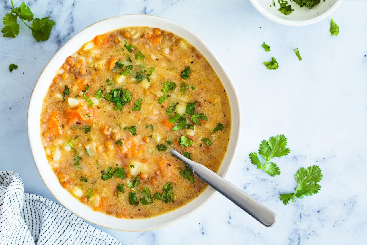 Zuppa di lenticchie e carote, un piatto confortante e salutare. Perfetta per le tue ricette con lenticchie.