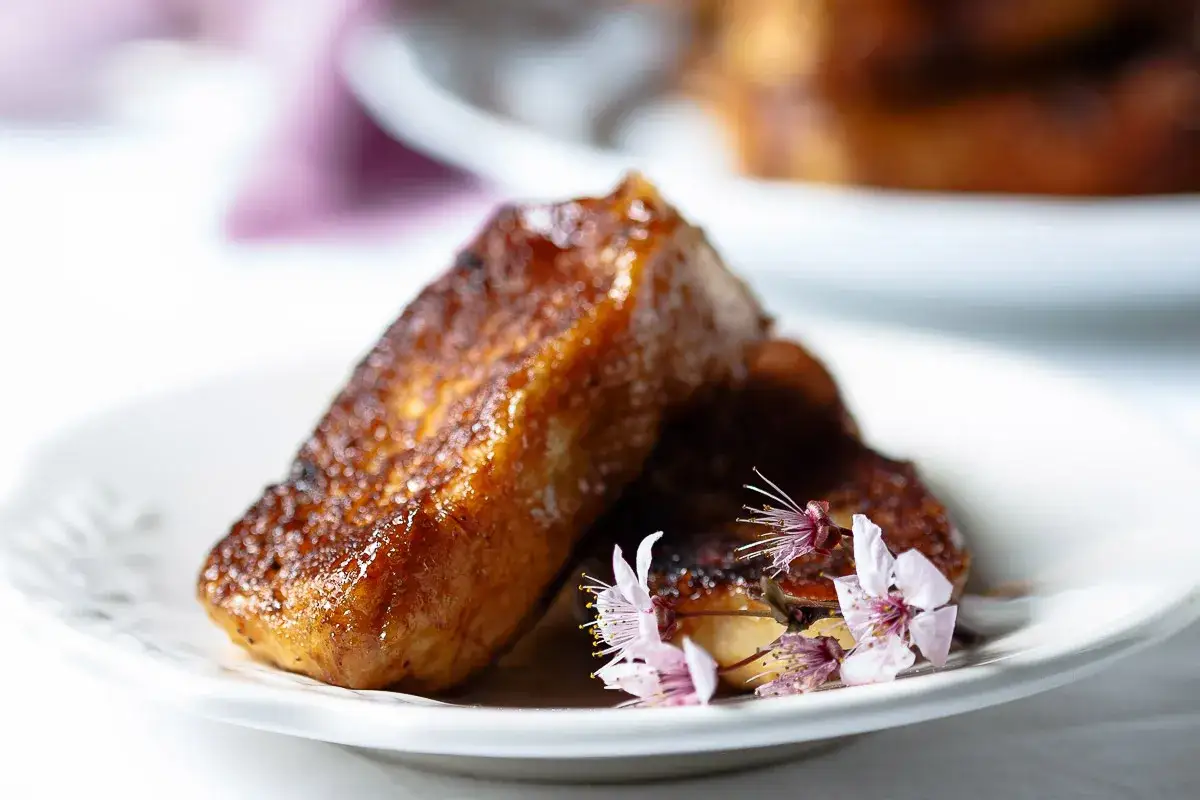 Torrijas doradas y jugosas, perfectas para tu próxima receta. Decoradas con delicadas flores.