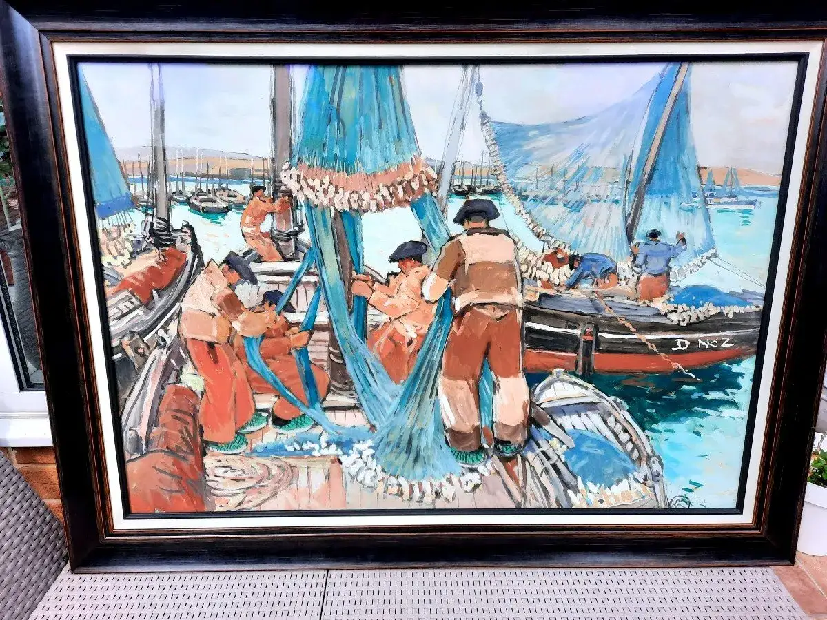 Peintures de Mathurin Méheut : marins affairés sur un bateau, réparant des filets bleus vifs, dans un port animé.