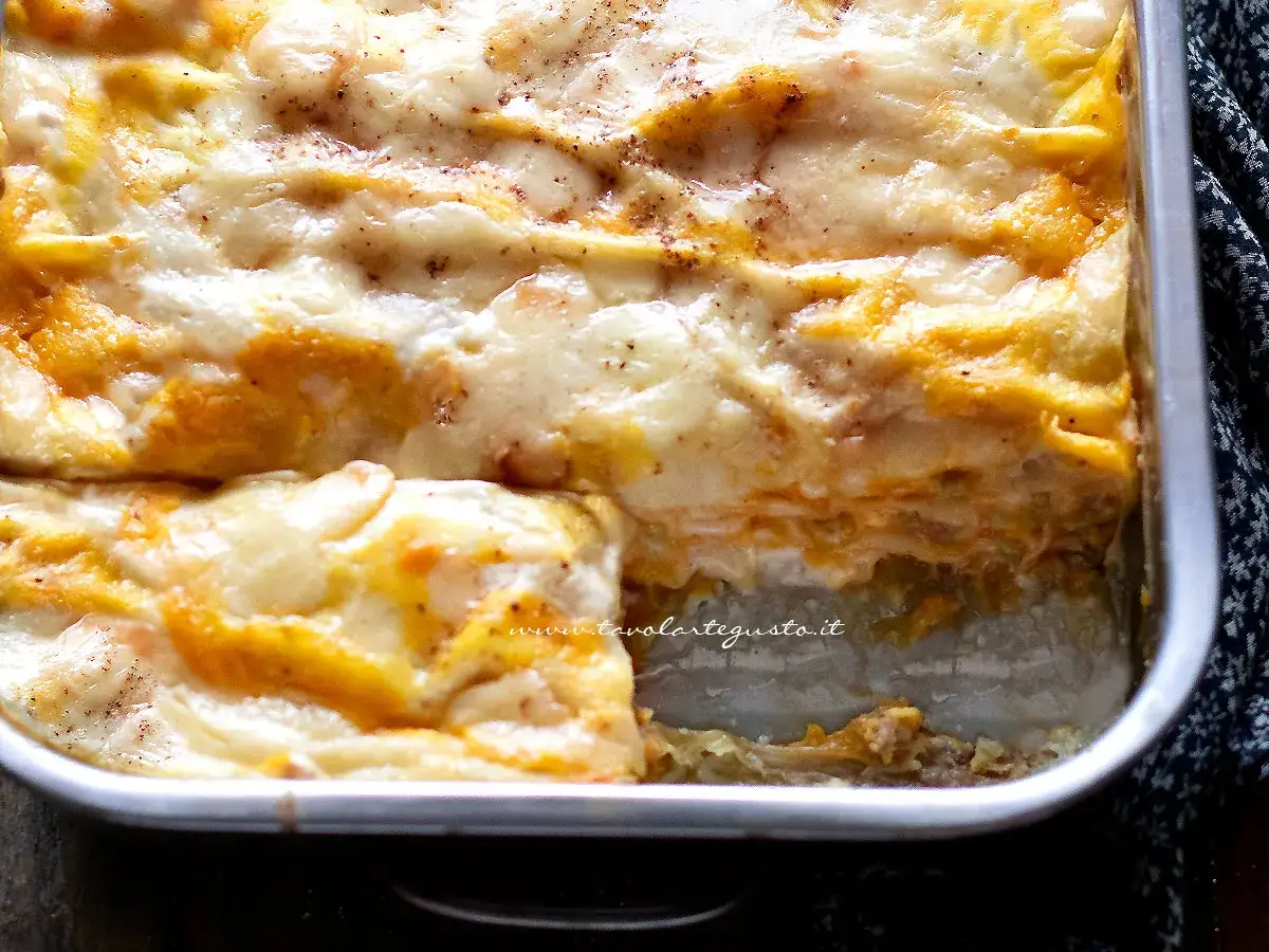Lasagne zucca e salsiccia fatto in casa da Benedetta, dorate e filanti, un comfort food perfetto per ogni occasione.