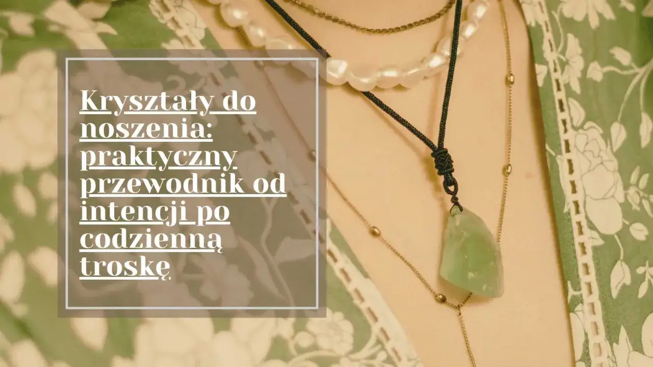 Kryształ do noszenia: praktyczny przewodnik od intencji po codzienną troskę. Zielony kamień wisi na sznurku, otoczony innymi naszyjnikami.