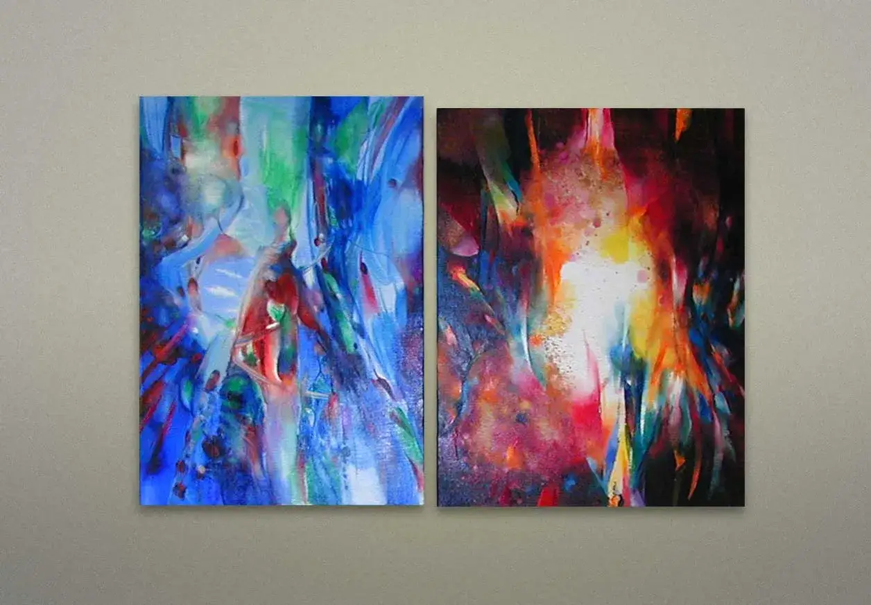 Deux toiles abstraites aux couleurs vives, &eacute;voquant l'&eacute;nergie cr&eacute;atrice de Michel Parmentier.