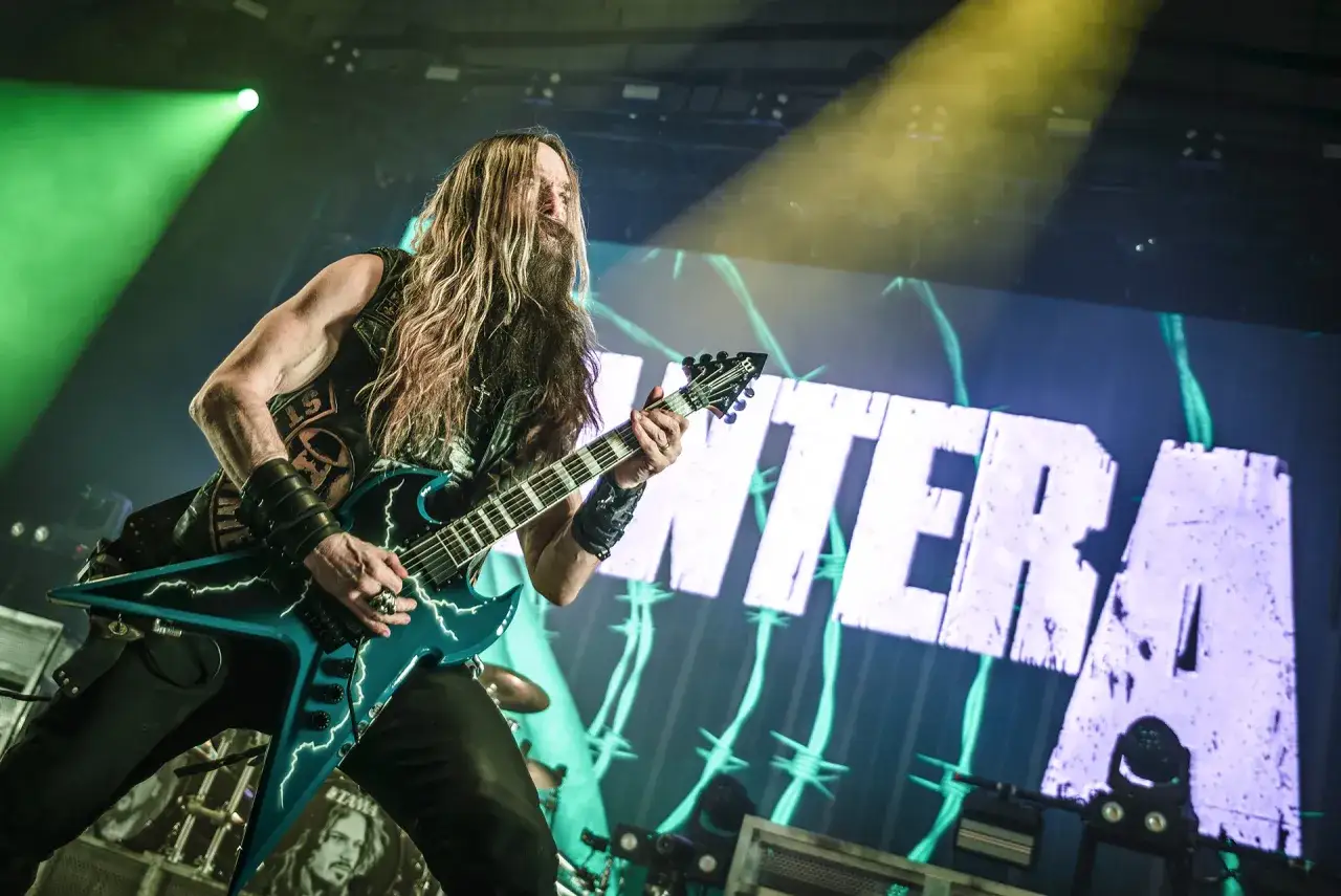 Zakk Wylde gra na gitarze podczas koncertu Pantera w Polsce.