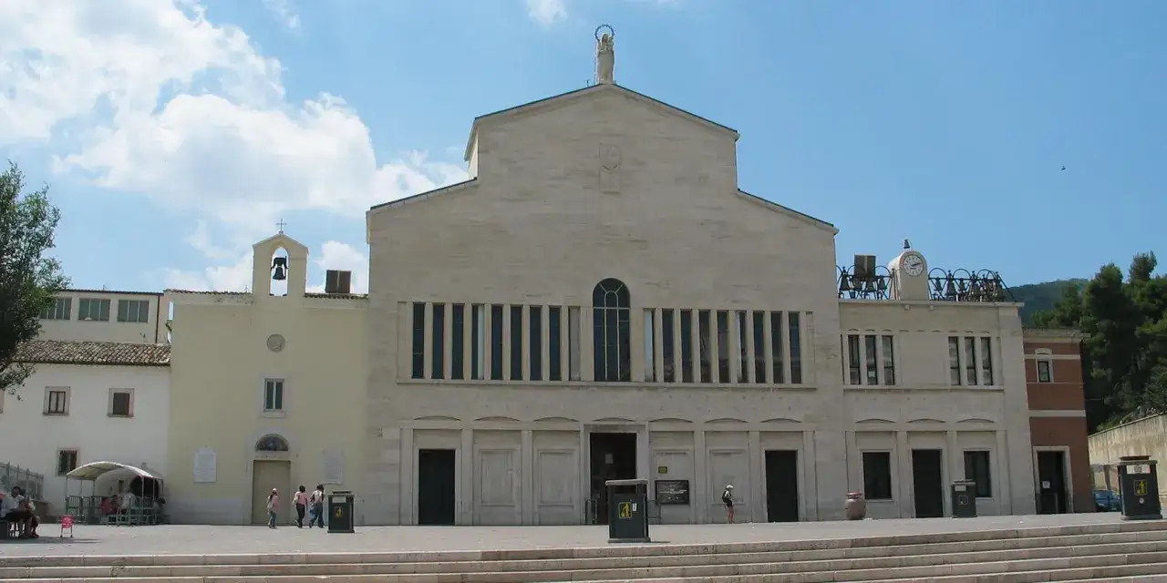 Santuario di San Giovanni Rotondo, un luogo di fede a notevole altezza sul livello del mare, con la sua imponente facciata in pietra chiara.