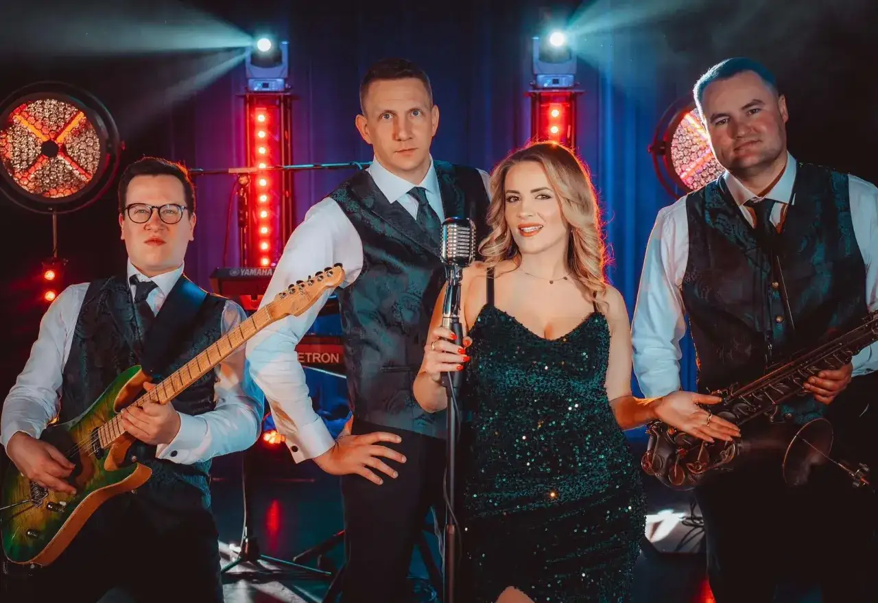 Teraz my - zesp&oacute;ł skład: wokalistka w błyszczącej sukience, gitarzysta, saksofonista i wokalista.