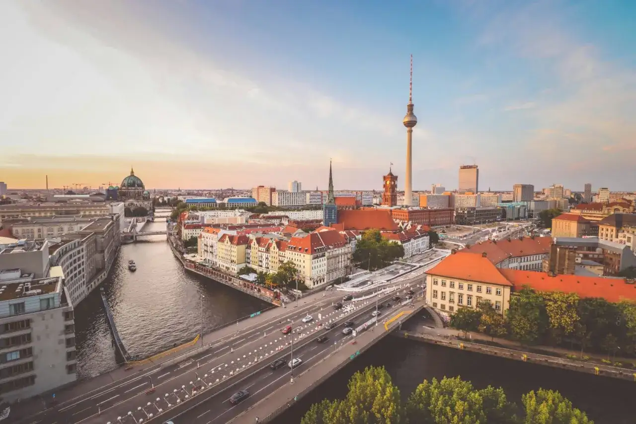 Blick auf die Berliner Skyline mit Fernsehturm und Dom. Tolle Berlin Tipps f&uuml;r deinen n&auml;chsten St&auml;dtetrip!