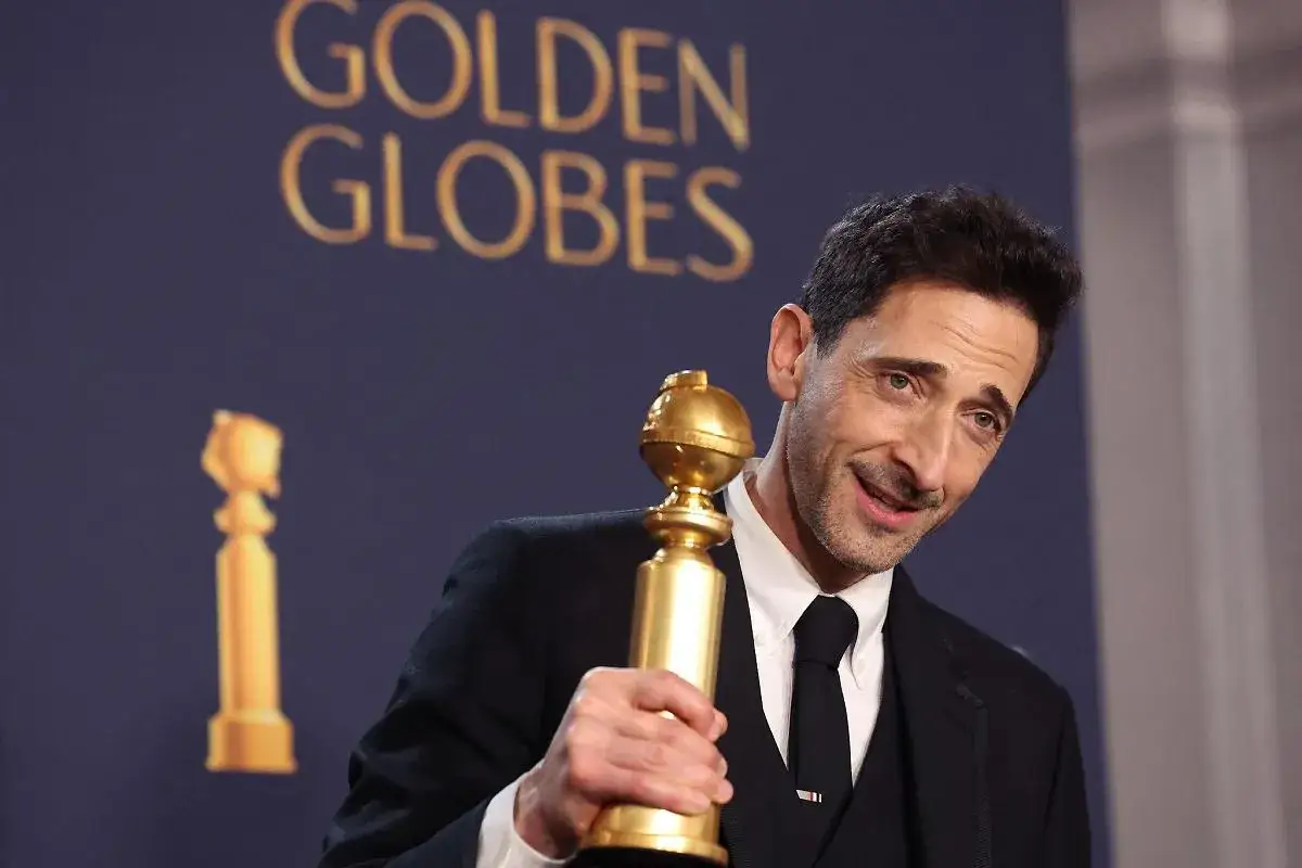 Adrien Brody z Złotym Globem, nagrodą podkreślającą jego bogatą filmografię.