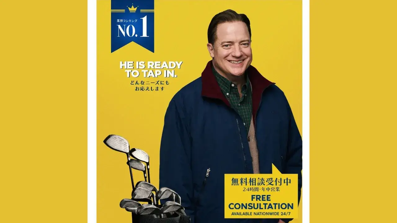 Brendan Fraser, stjärnan i många filmer, ler glatt bredvid en golfbag. Han är redo att hjälpa till med alla behov.