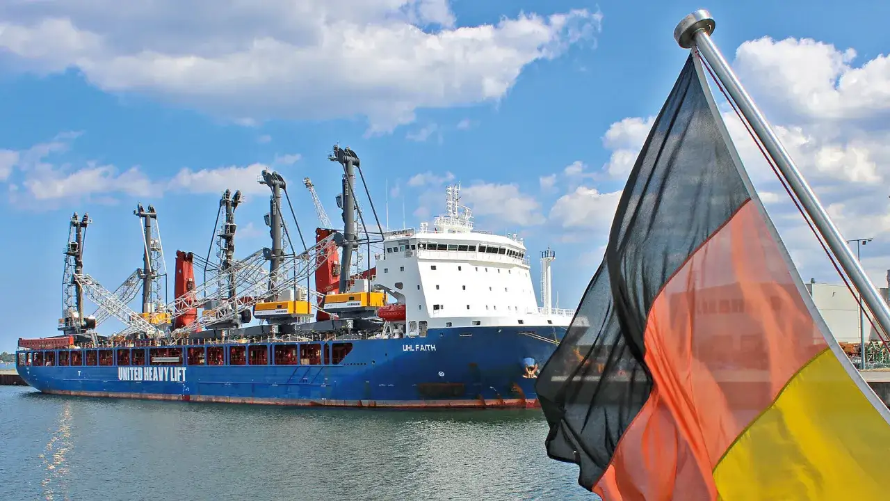 Ein großes Frachtschiff mit Kränen, die